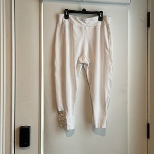 French Laundry white capris 1x. # T6